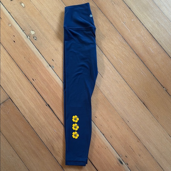 RARE Lululemon Women’s Hawaii Exclusive Hibiscus Align Yoga Pants Navy 25 Size 4 - Picture 2 of 4